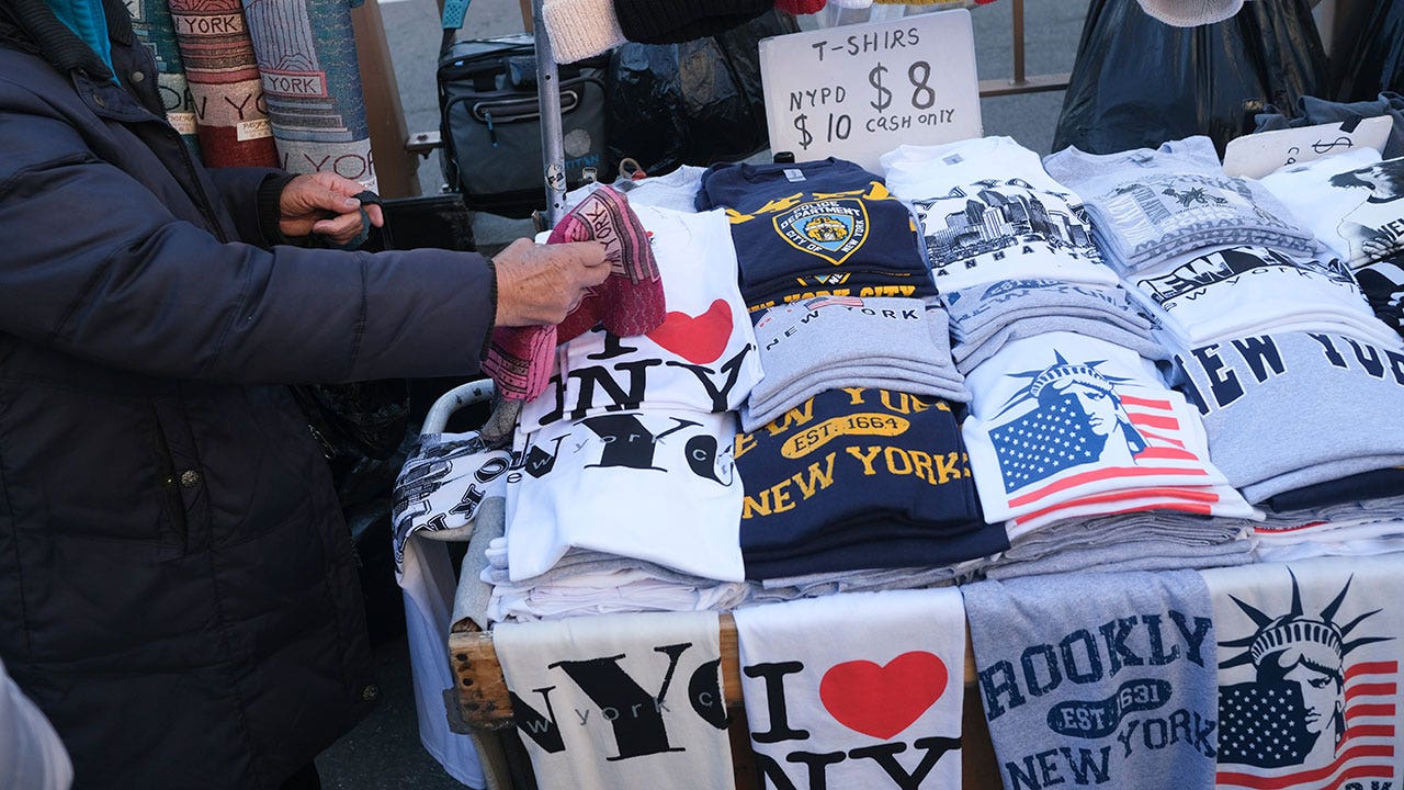 NYC bans Brooklyn Bridge vendors after mayor says holiday season 'turned dangerous'