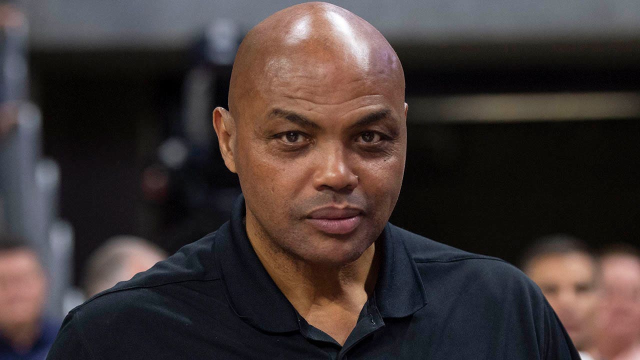 Charles Barkley rips Bulls fans for making widow of late team exec cry: ‘That was total BS’