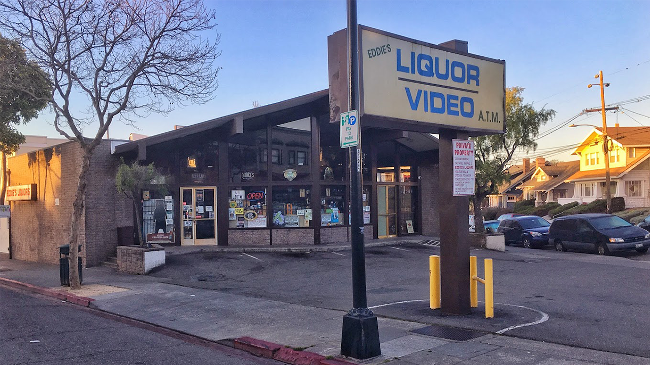 Store in Oakland burglarized 4 times by intruders who rammed truck into store's doors