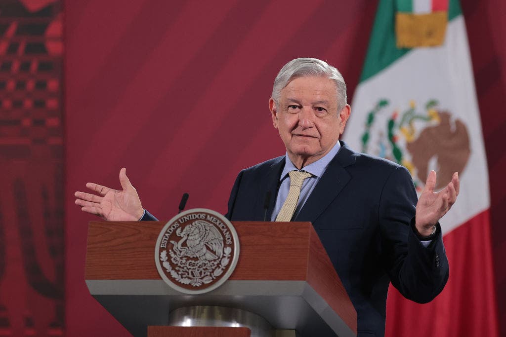Read more about the article Mexican president defends sharing NYT reporter’s number