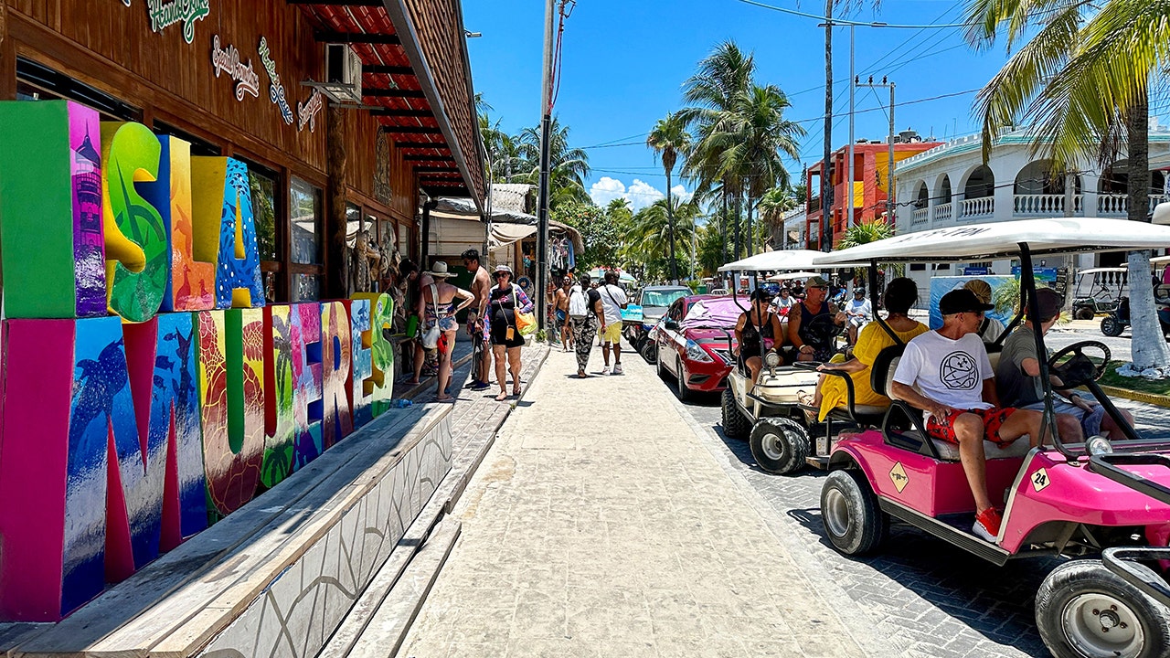 At least 4 Mexican tourists killed when boat capsizes near Cancún, captain detained