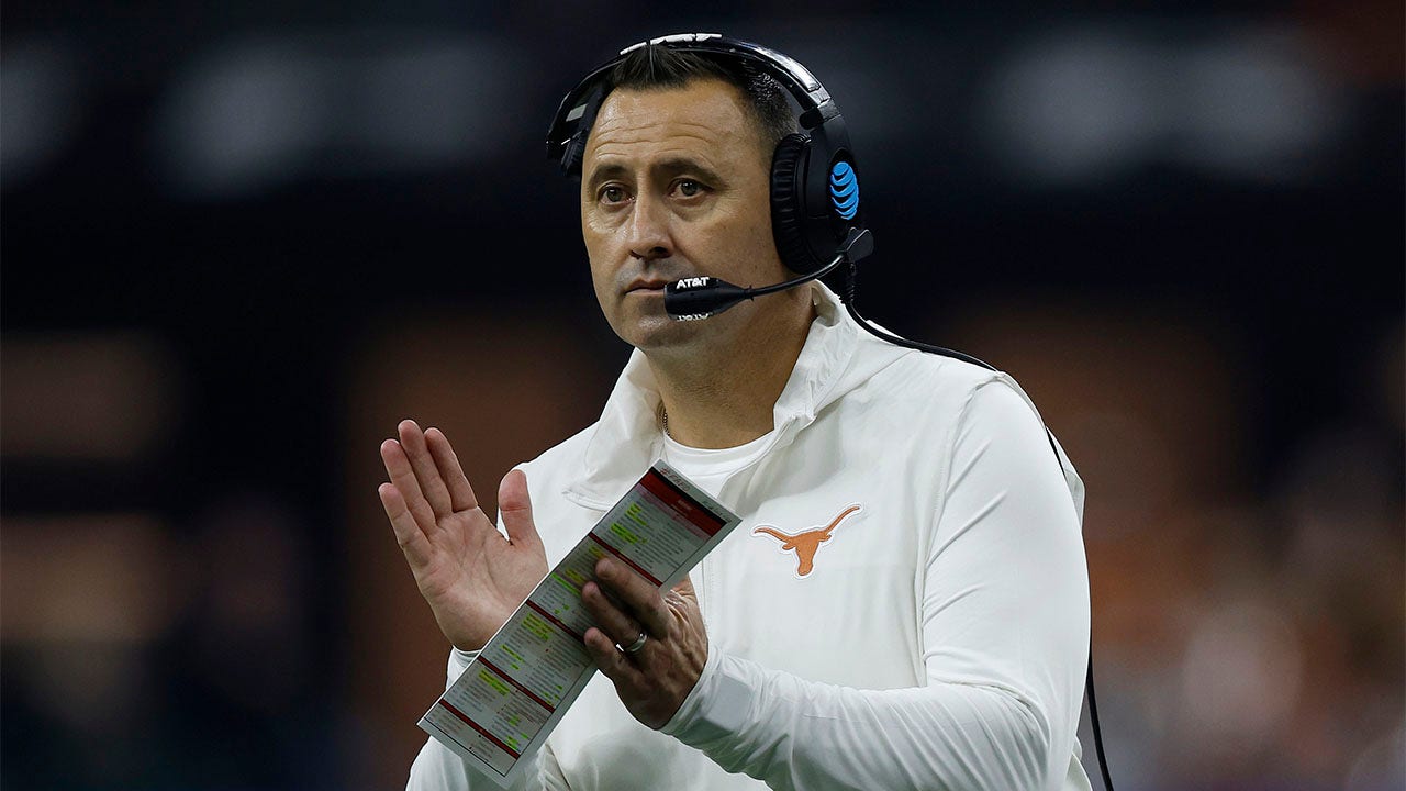 Read more about the article Texas’ Steve Sarkisian ‘very impressed’ by Dawn Staley amid push to get Longhorns over the hump