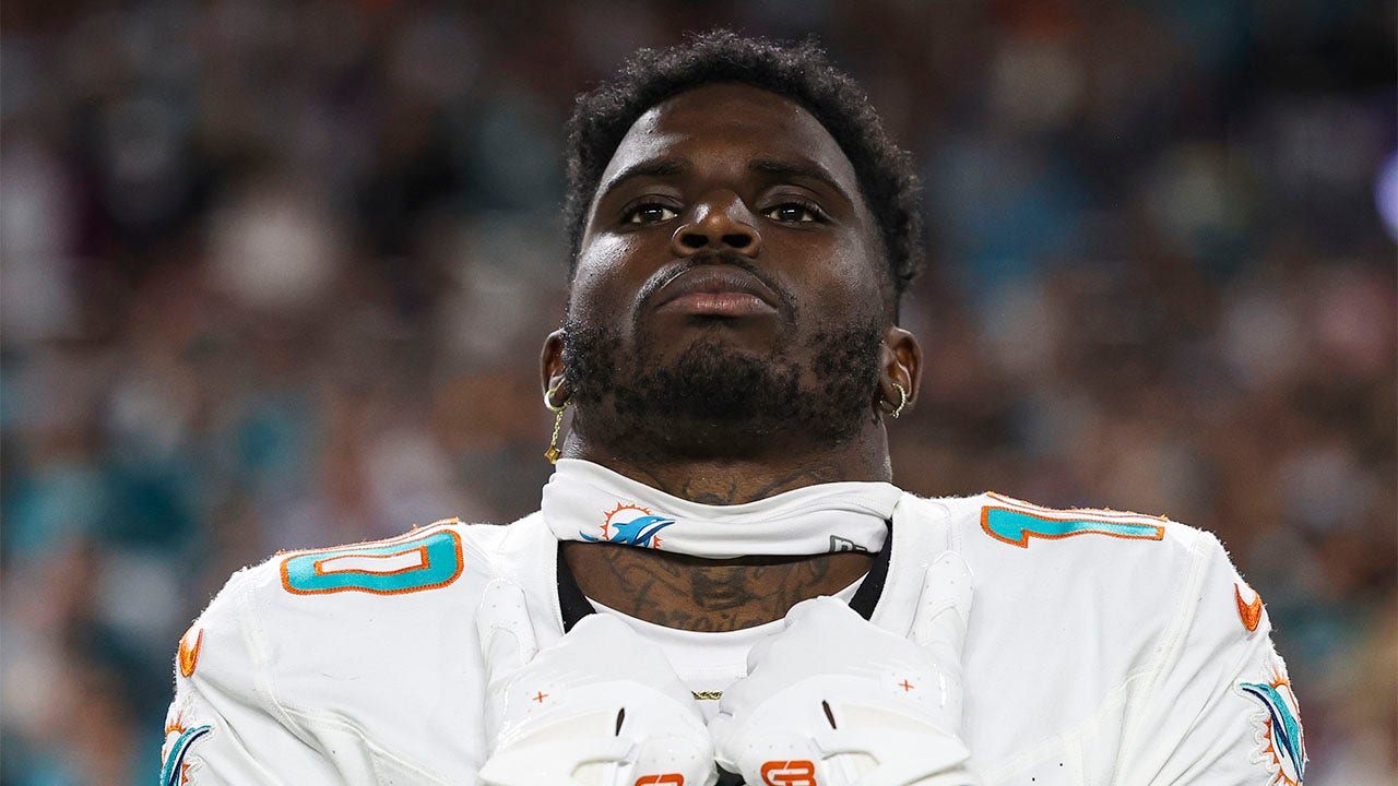 Read more about the article Dolphins’ Tyreek Hill sued by influencer claiming he broke her leg after being ‘humiliated’ in football drills