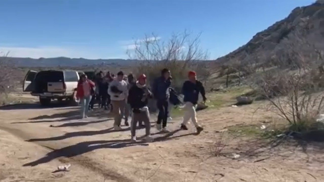 News :Video shows dozens of migrants delivered to border before entering US illegally