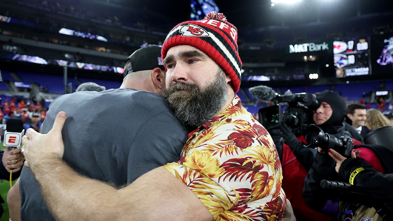 Read more about the article Travis Kelce fights back tears during Jason Kelce’s emotional retirement speech