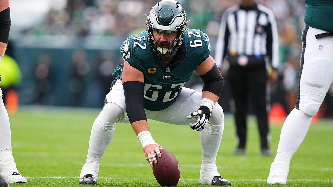 Read more about the article Jason Kelce gives trainer touching gesture at retirement conference after cancer kept him from his final game