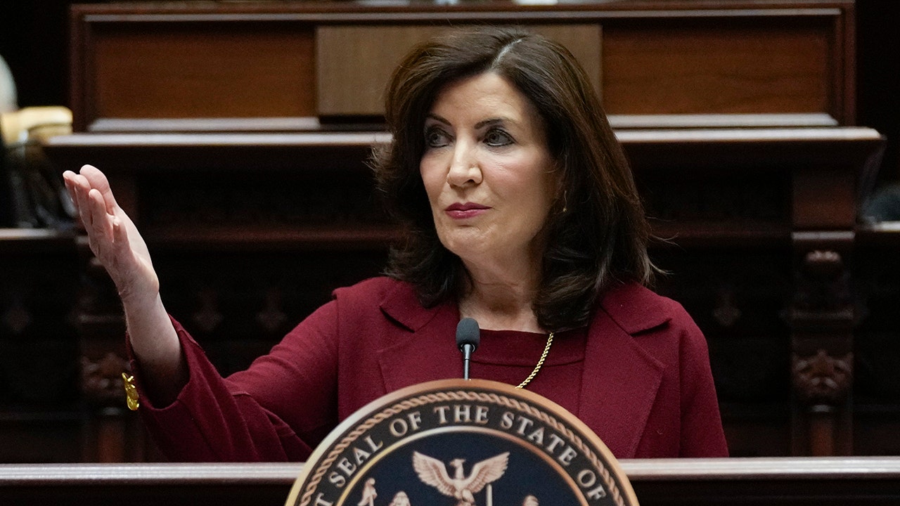 Read more about the article Kathy Hochul, New York Democrats under fire for using luxury suite to watch Bills game: ‘Abused their power’