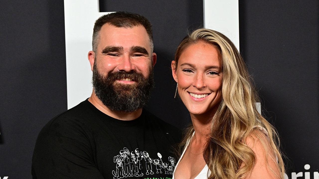 Read more about the article Woman apologizes to Kylie and Jason Kelce after viral Jersey Shore altercation: ‘Not who I am’