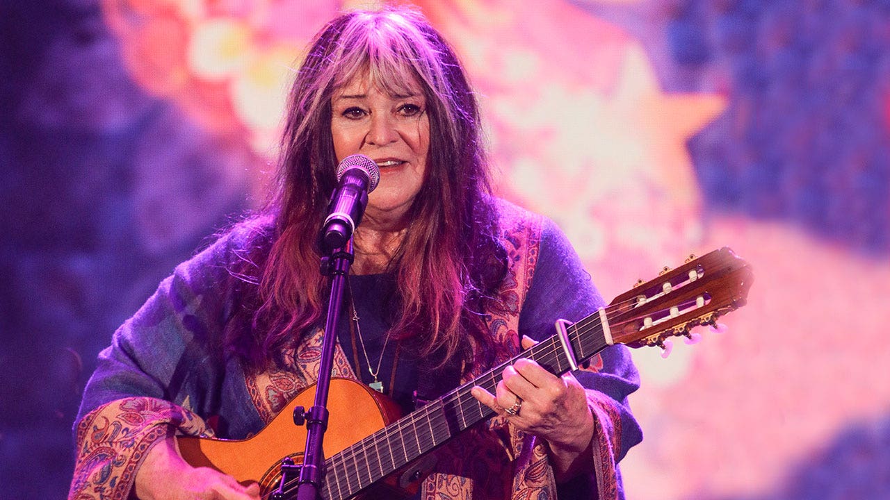 Singer-songwriter Melanie, known for 'Brand New Key' and Woodstock performance, dies at 76