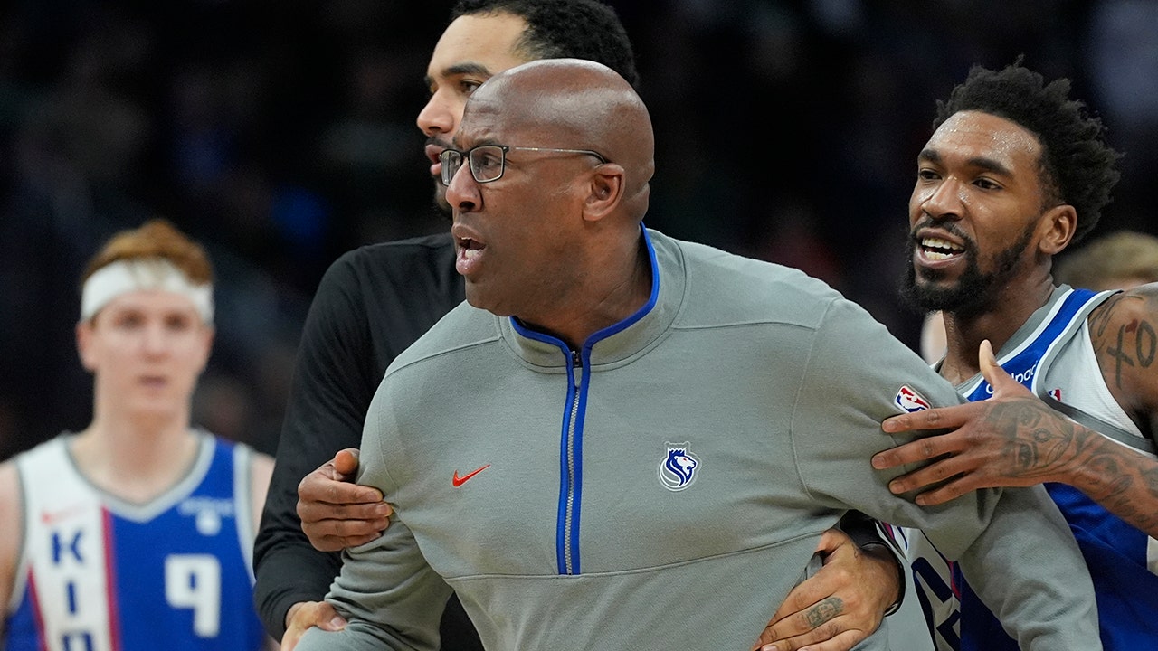 Warriors' Mike Brown to become Kings' next head coach: report