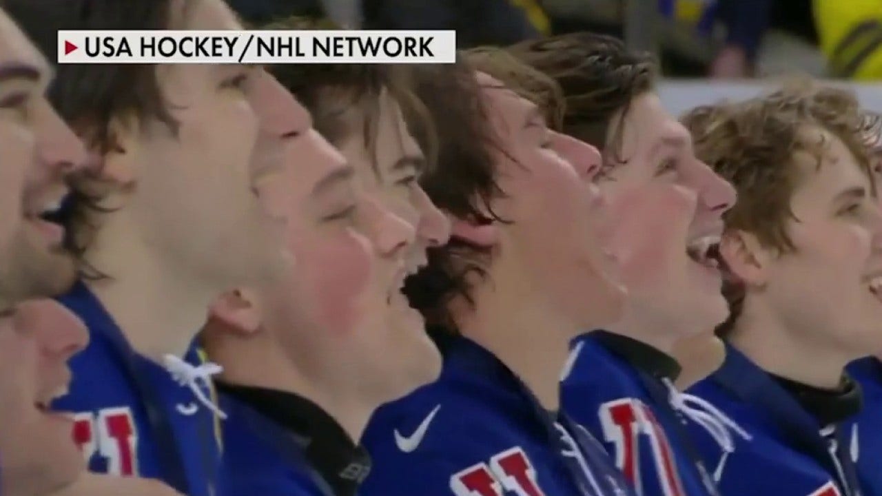 USA junior hockey team praised for belting national anthem after