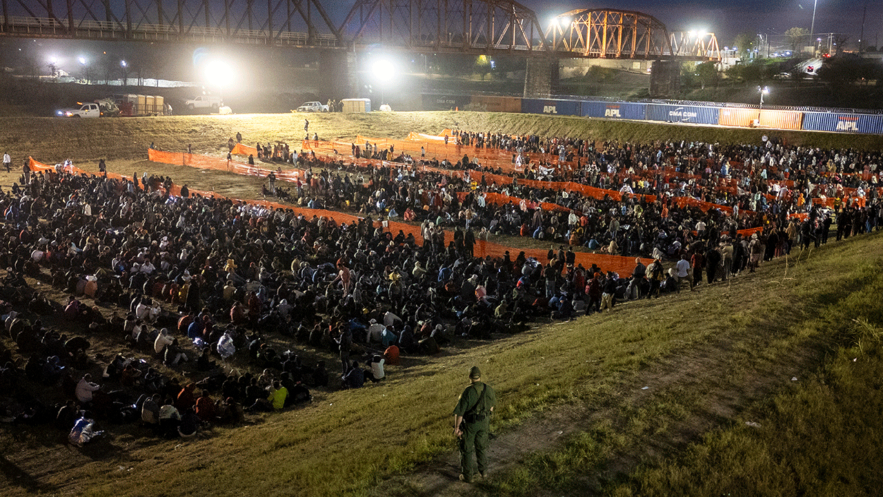 દક્ષિણ સરહદે ટેક્સાસમાં સ્થળાંતર કરનારાઓ