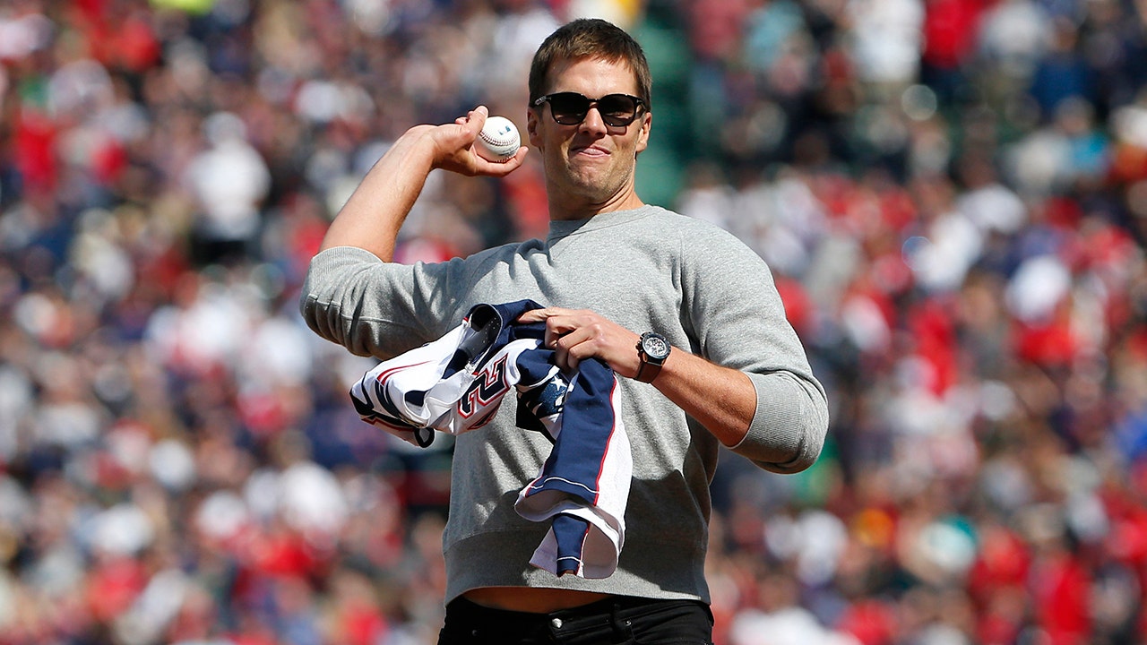 Tom play football with his friends. Tom Brady childhood.