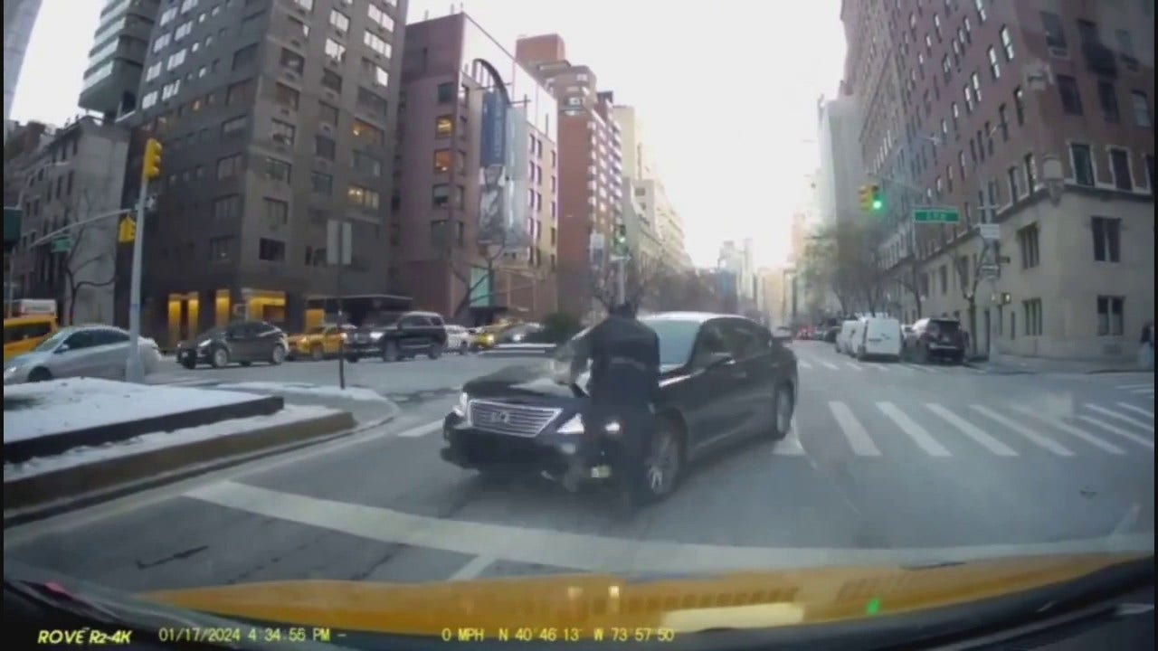 纽约市司机在视频中故意撞倒警察：去他*的这些警察