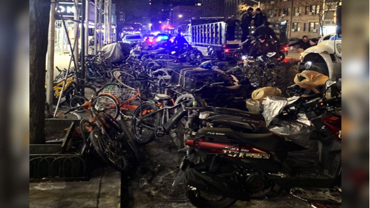 纽约警方从罗斯福特和沃森酒店收容所外没收了80辆无牌移民踏板车