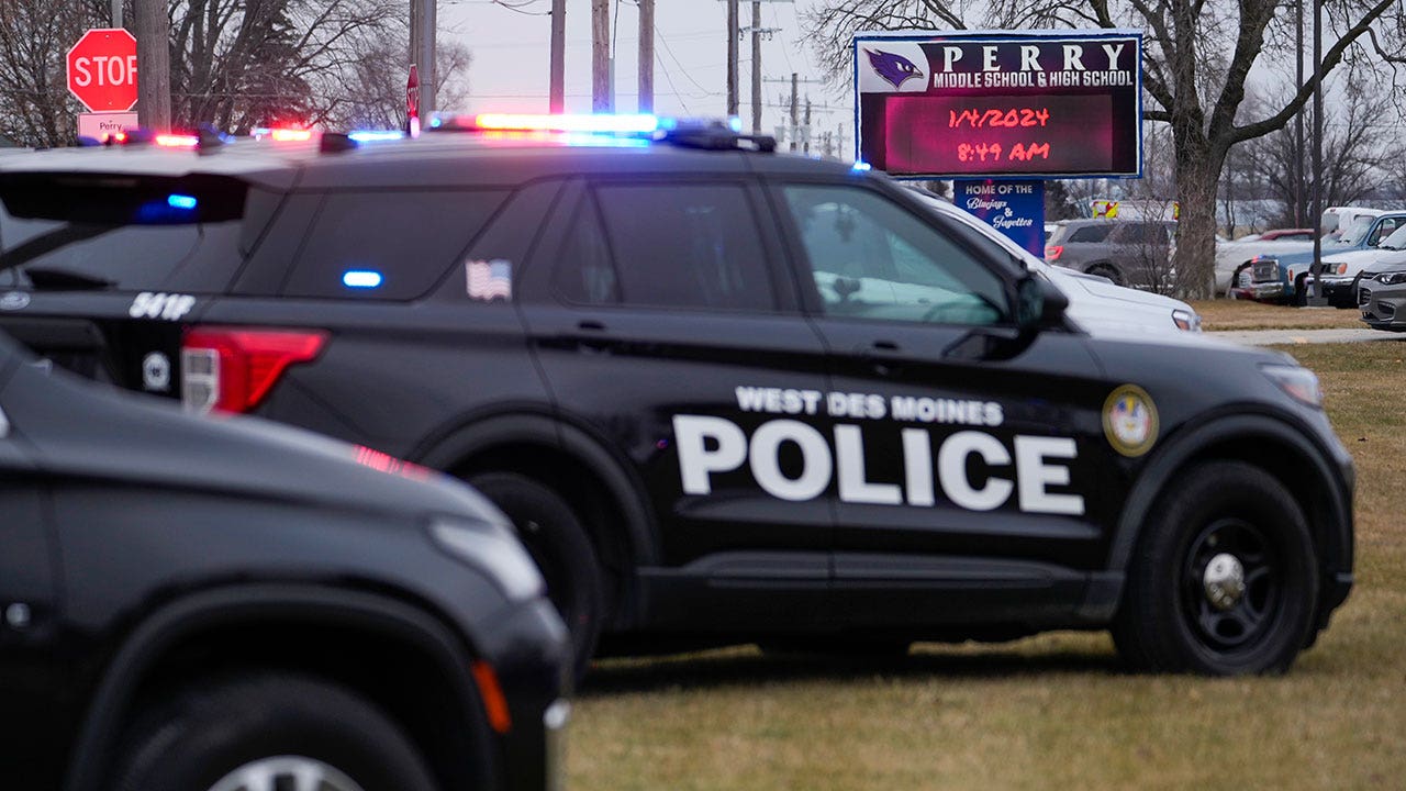 Iowa school shooting leaves sixth grader dead, 5 injured