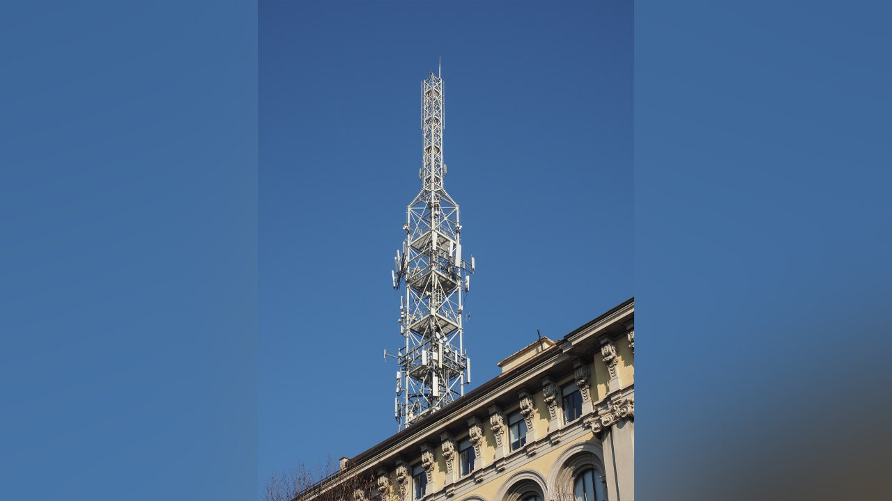 Read more about the article Thieves steal 200-foot tower from Alabama radio station