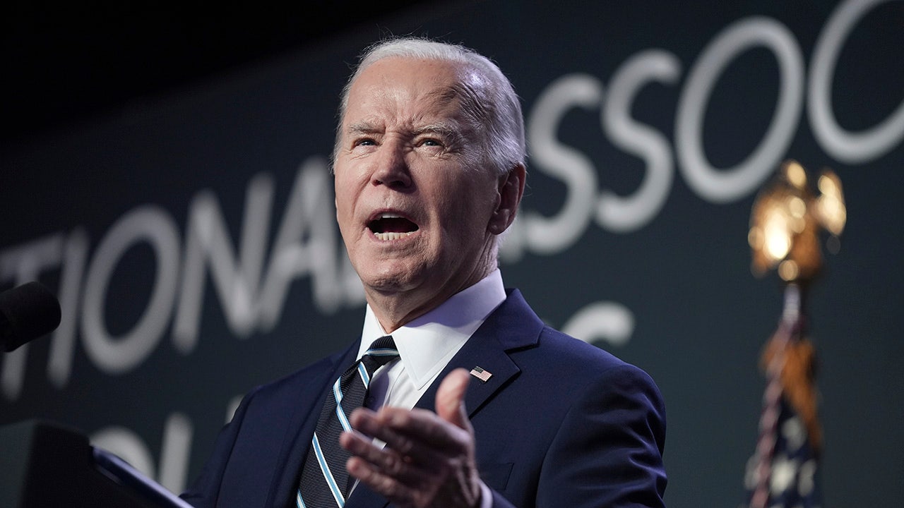 Read more about the article Biden takes jab at Hur report with joke about his memory, returns after speech: ‘One more thing I forgot’