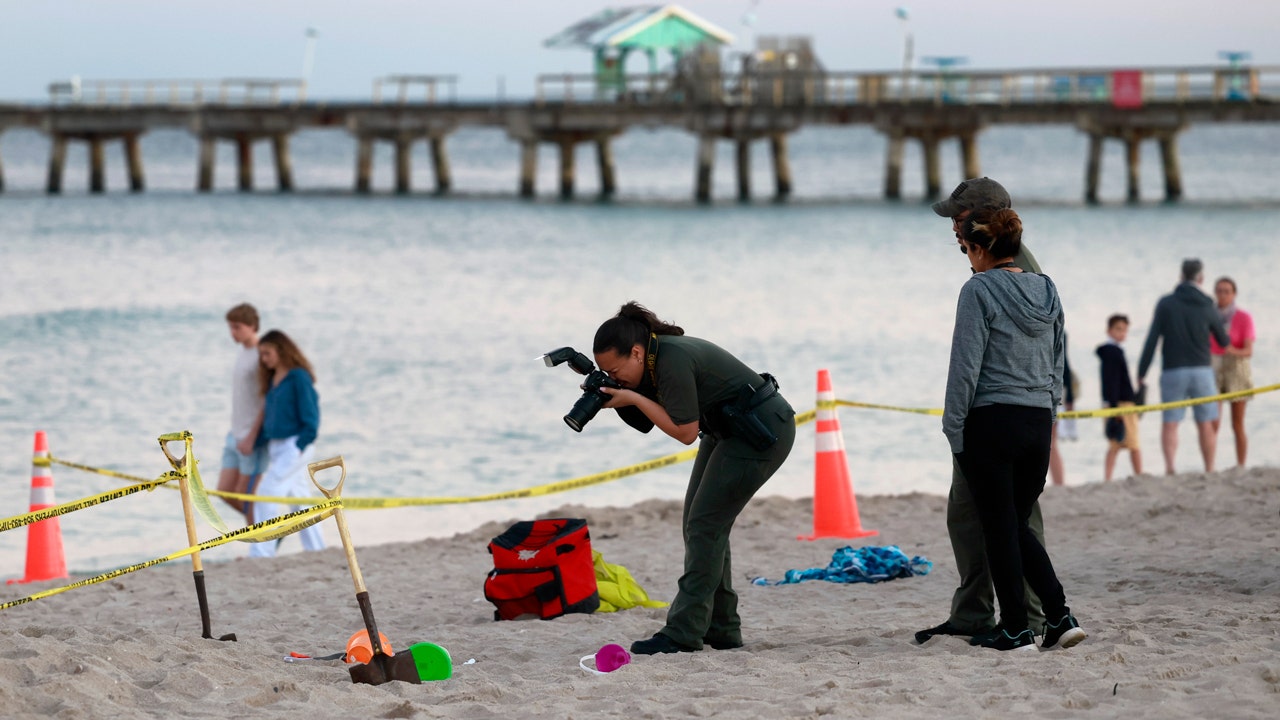 Read more about the article Young girl dies after being buried alive digging sand on Florida beach, brother injured