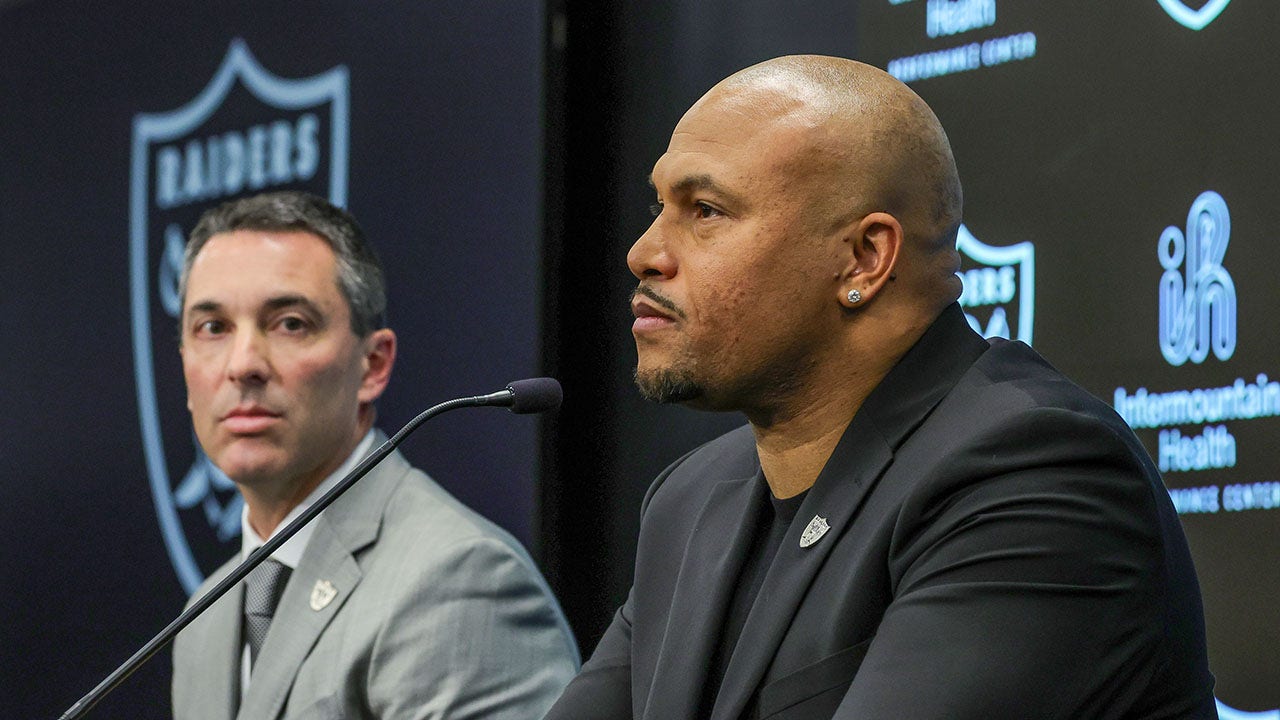 Read more about the article Raiders coach Antonio Pierce not interested in ‘Band-Aid’ at quarterback