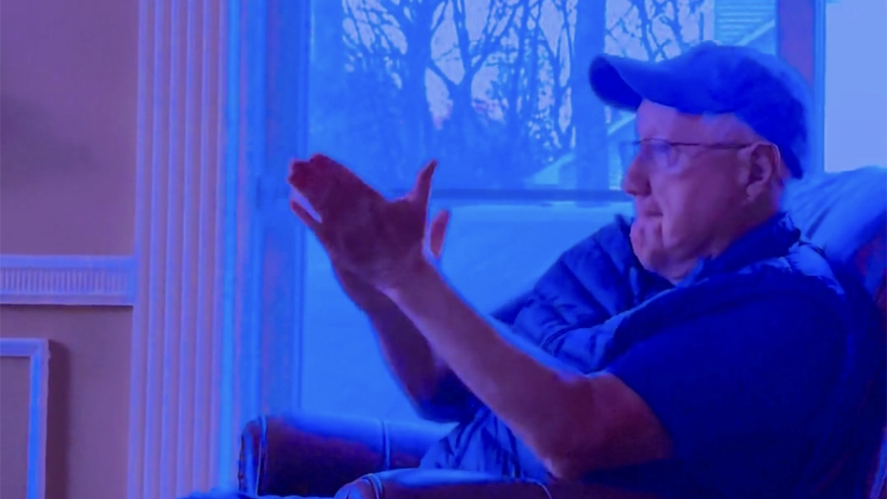 Read more about the article Daughter catches 76-year-old Memphis superfan cheering on his team in heartwarming video