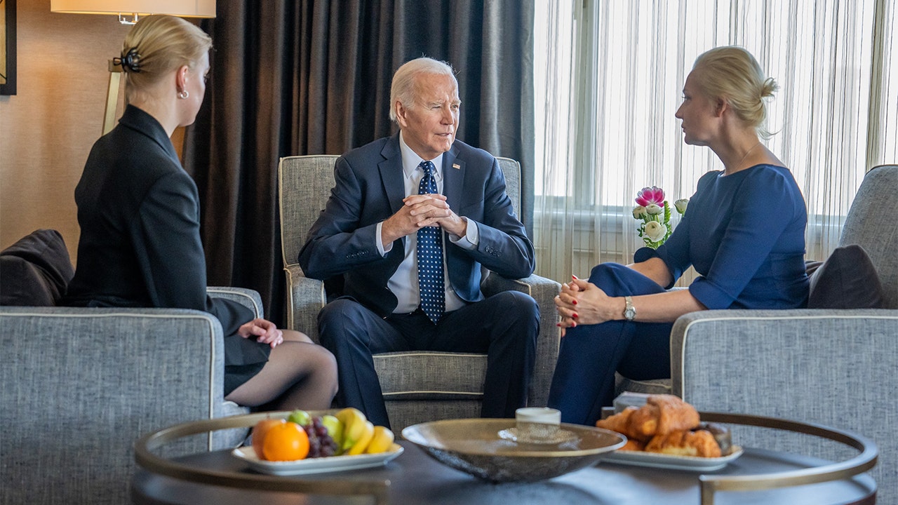 Read more about the article Biden met with Alexei Navalny’s family and says sanctions against Russia to come