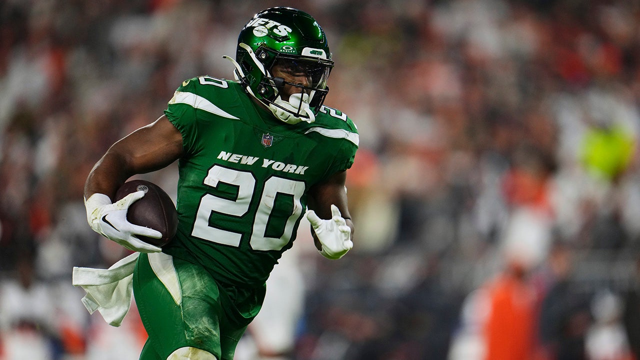 Read more about the article Jets’ Breece Hall involved in incident with apparent autograph seeker at airport: ‘Ain’t the time or place’