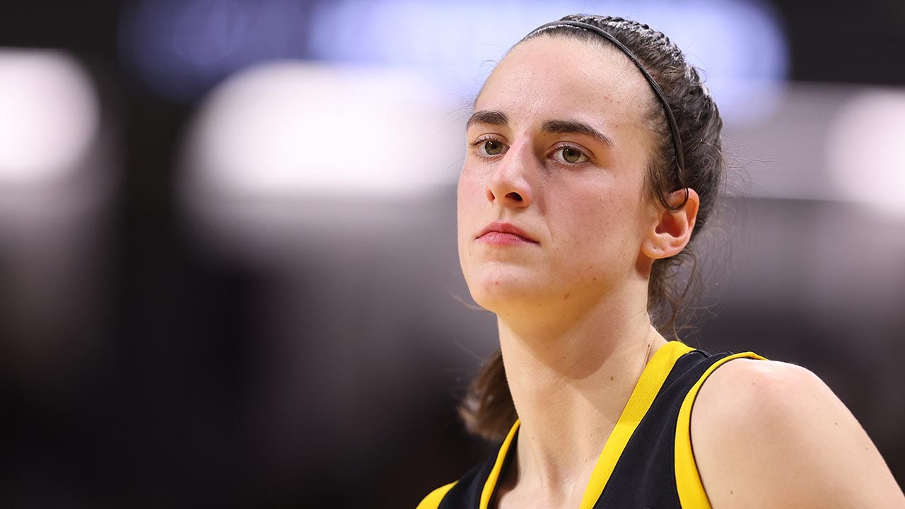 Read more about the article Caitlin Clark announces decision to enter 2024 WNBA Draft