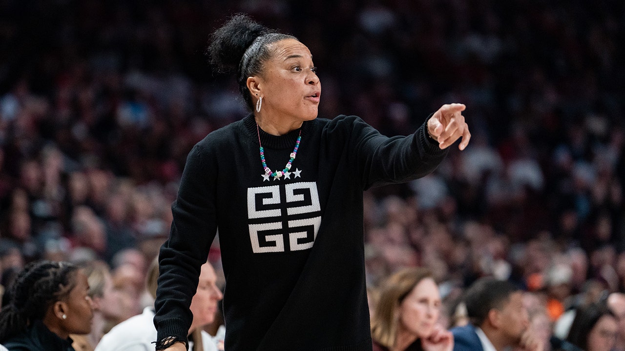 Read more about the article Dawn Staley on significance of statue in Columbia where Confederate flag once stood: ‘Bigger than basketball’