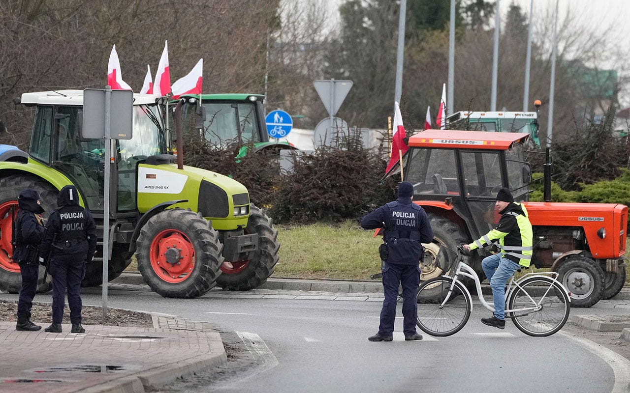 Polish farmers block Ukrainian border in protest against non-EU imports