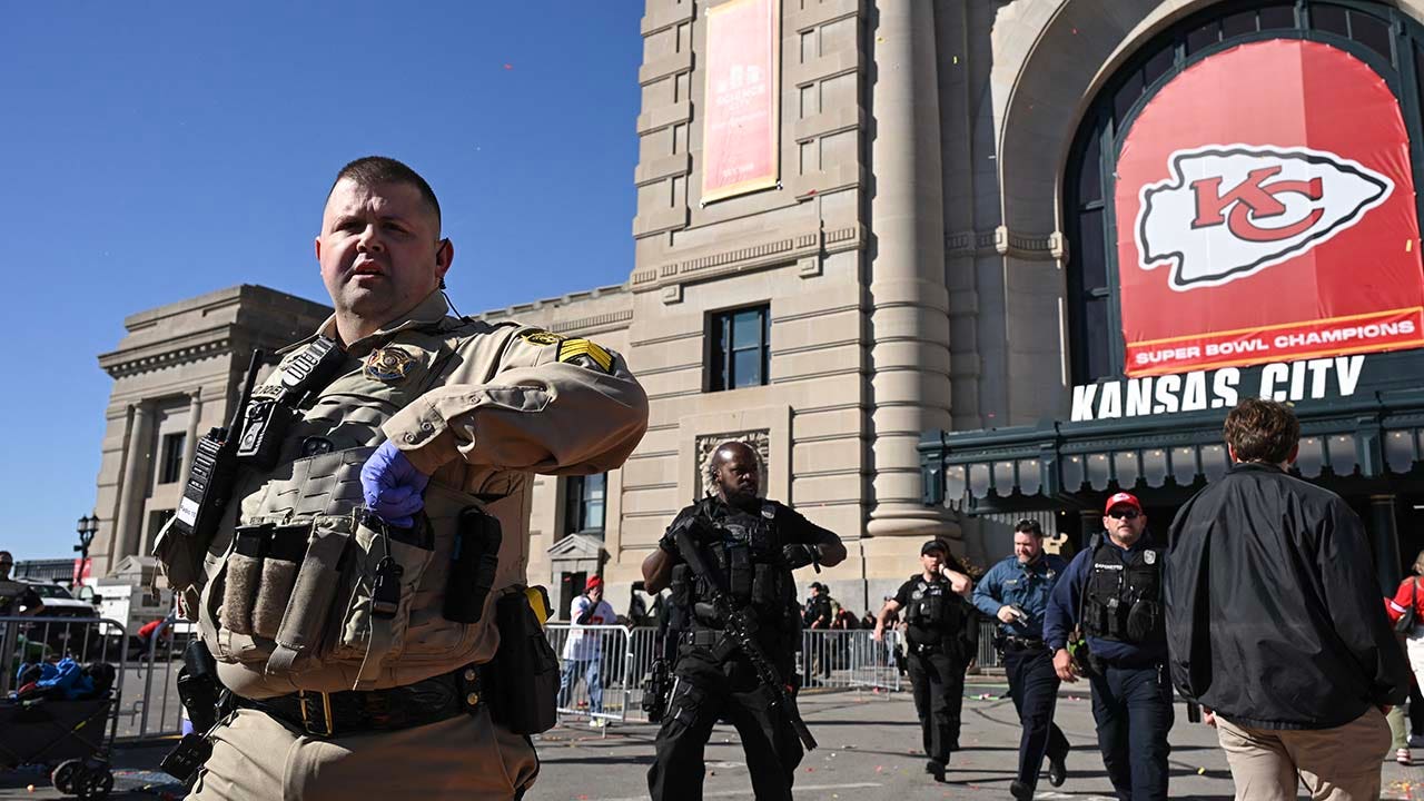 News :Kansas City shooting at Chiefs Super Bowl parade leaves at least 1 dead, 22 wounded