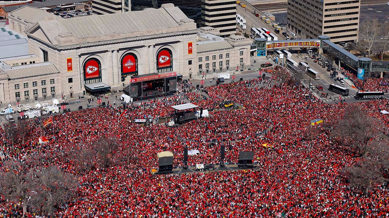 Read more about the article Chiefs fans tackle person appearing to flee from parade shooting; police investigating videos
