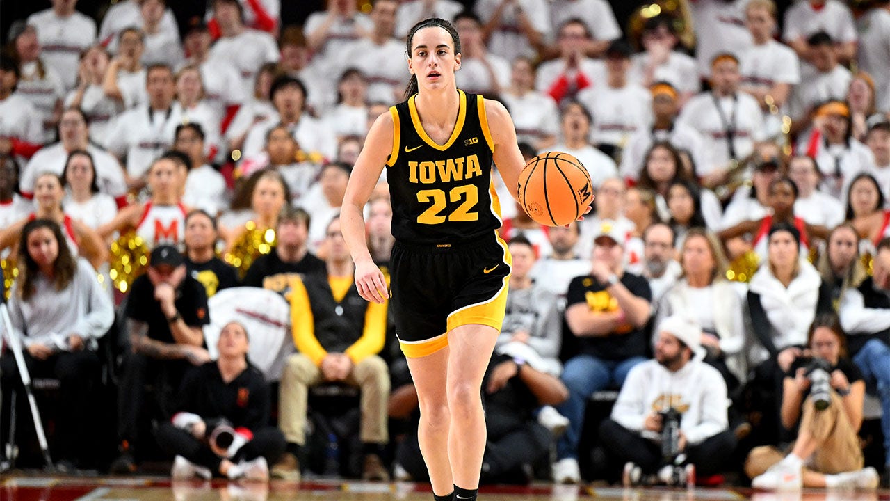 Read more about the article College basketball sensation Caitlin Clark nearing NCAA scoring record as Iowa hosts Michigan
