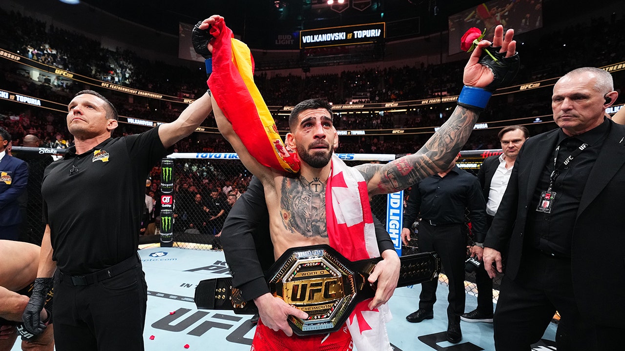 Read more about the article Ilia Topuria knocks out Alexander Volkanovski to win UFC title, calls out Conor McGregor