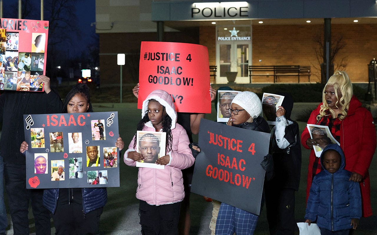 Chicago police face federal lawsuit over fatal shooting of man in his bed