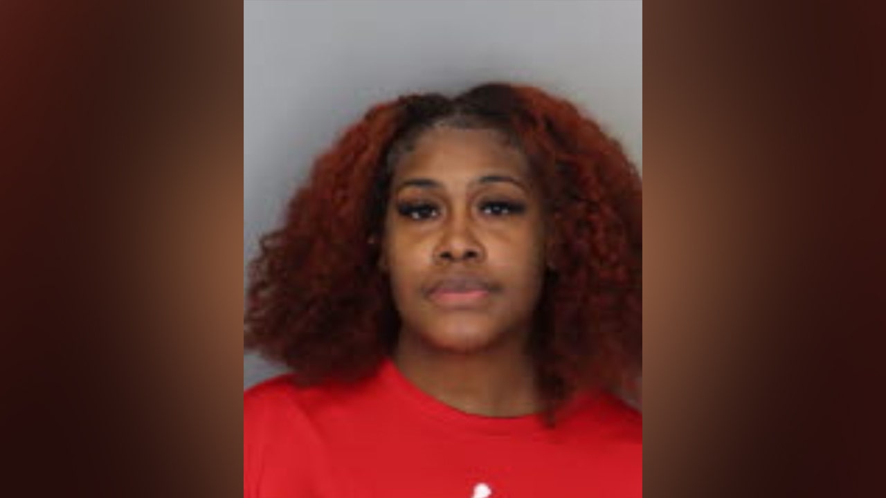 Tennessee mom arrested after posting pictures of 5-year-old daughter waxing nude woman: police