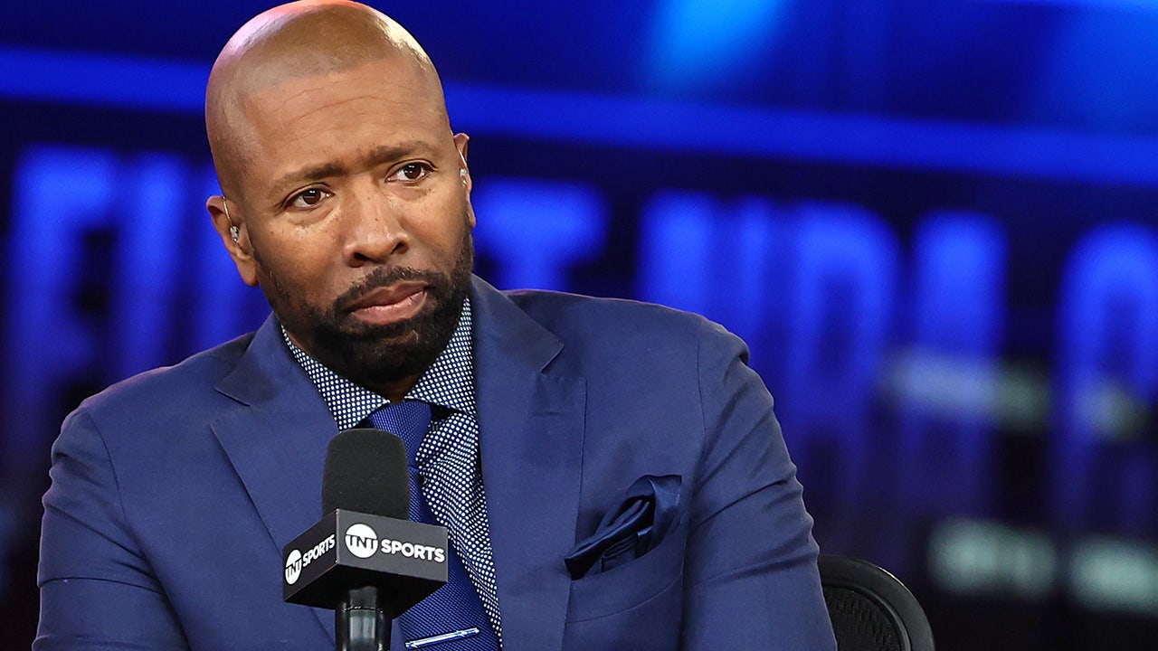 Read more about the article NBA broadcaster Kenny Smith faces backlash over Sabrina Ionescu remarks after 3-point contest