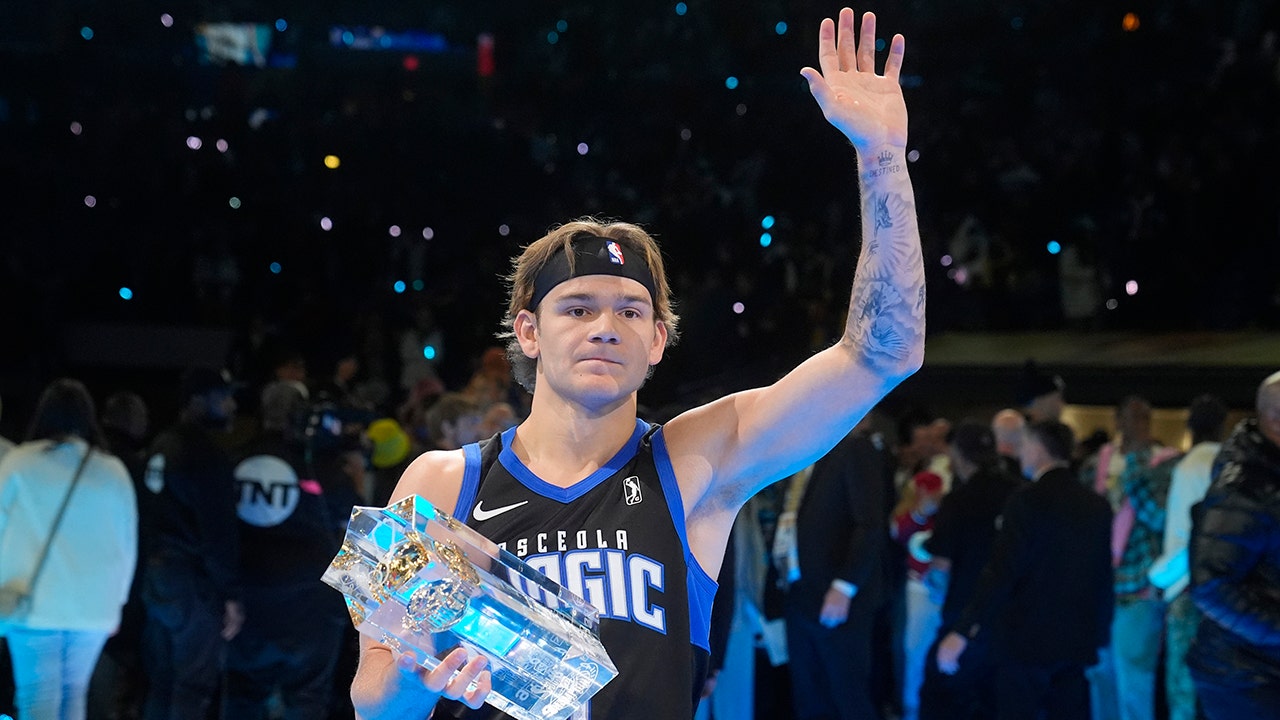 Read more about the article Mac McClung, who has only played in 4 NBA games, wins second Slam Dunk Contest title