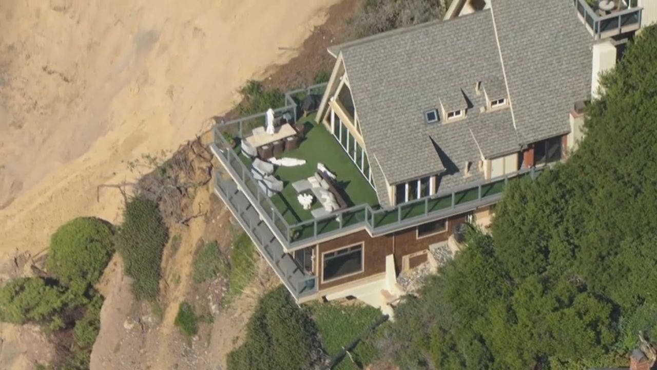 Read more about the article Cliff collapse leaves three mansions precariously on the edge