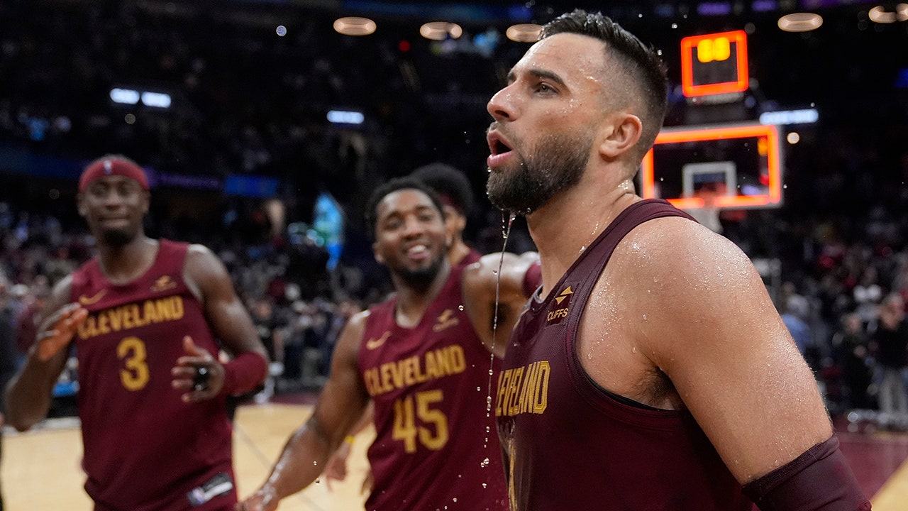 Read more about the article Cavs’ Max Strus nails 59-foot game-winning shot to shock Mavericks