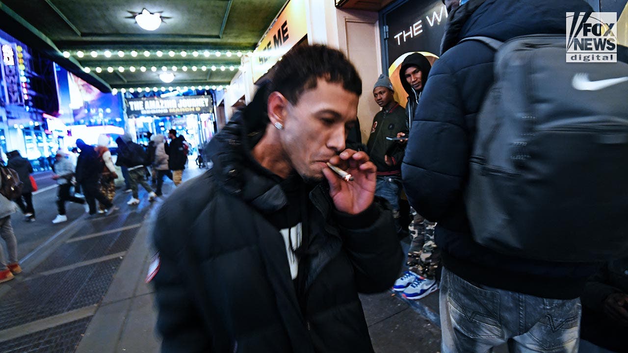 纽约市的移民在公共场所滥用毒品和酒精，"犯罪潮"困扰着热门旅游景点