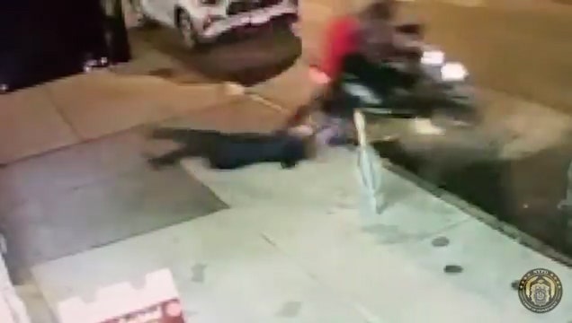 非法滑板车骑士拖拽女性并撞向路灯杆，视频显示“移民犯罪潮”