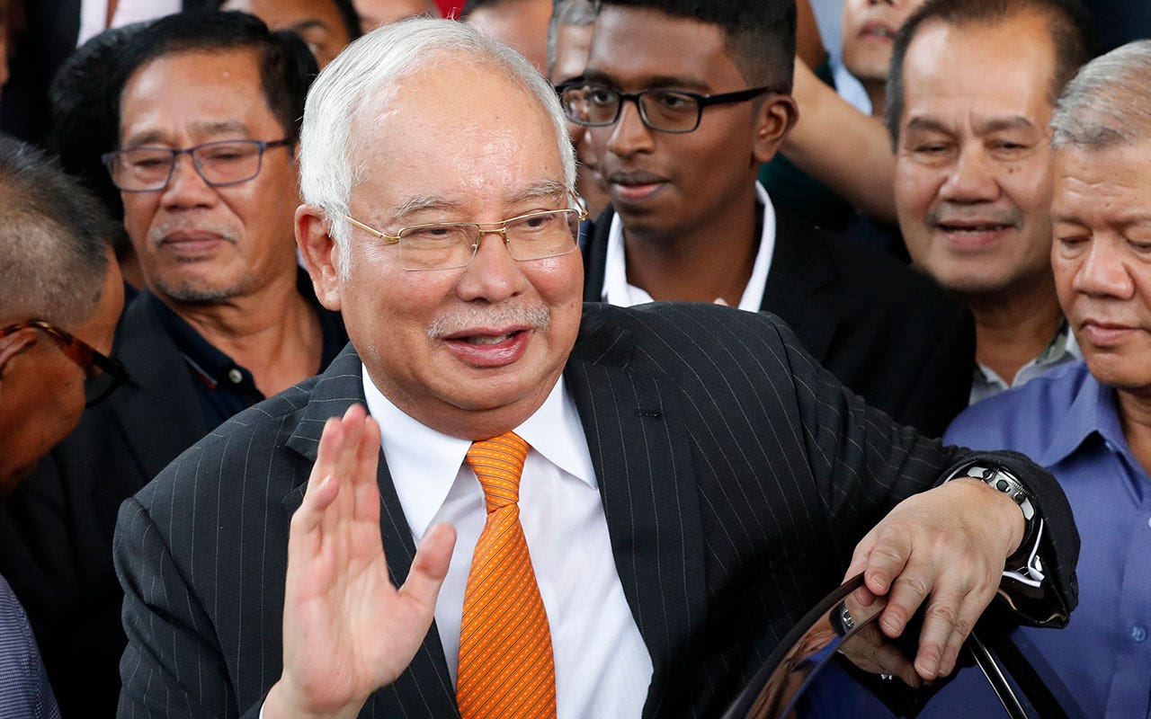 马来西亚将与腐败有关的前总理的刑期减半