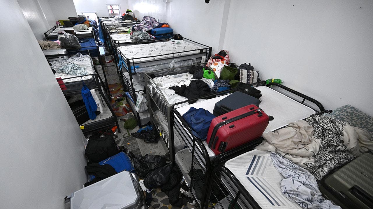 数十名非洲移民被发现挤在商店地下室，轮班睡觉