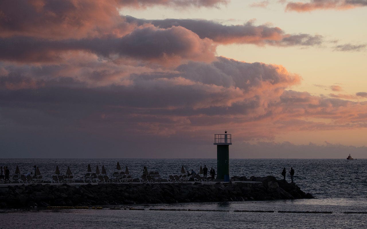 2 dead after boat carrying migrants capsizes near Puerto Rico