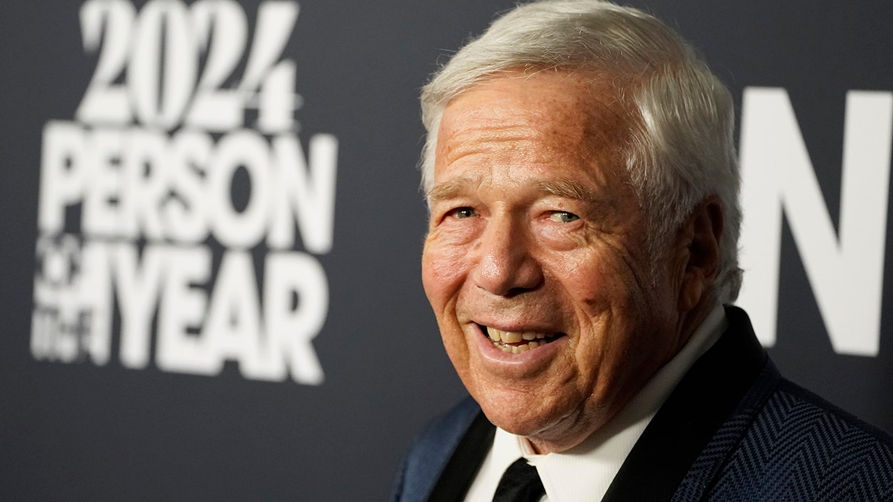 Read more about the article Patriots owner Robert Kraft jokes Taylor Swift should’ve dated ‘Gronk’ instead of Travis Kelce