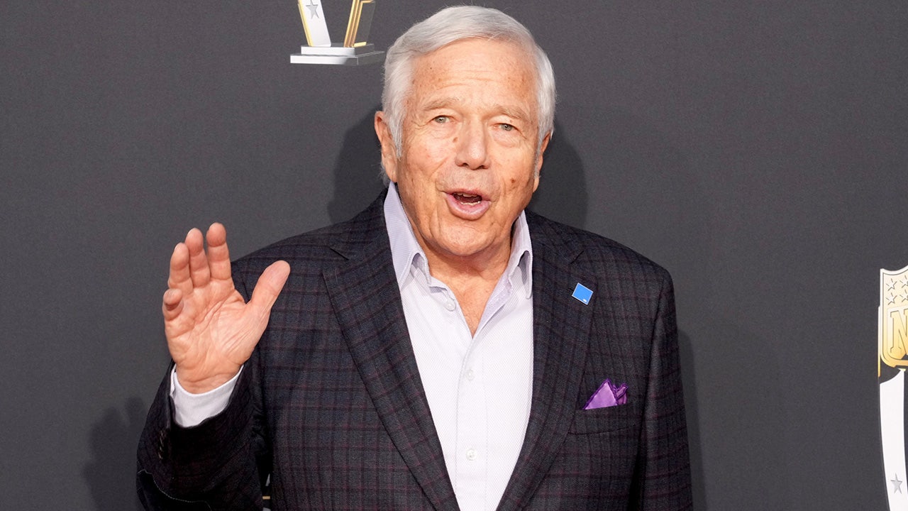 Read more about the article Patriots’ Robert Kraft, second gentleman Doug Emhoff meet to talk antisemitism, other bias: report