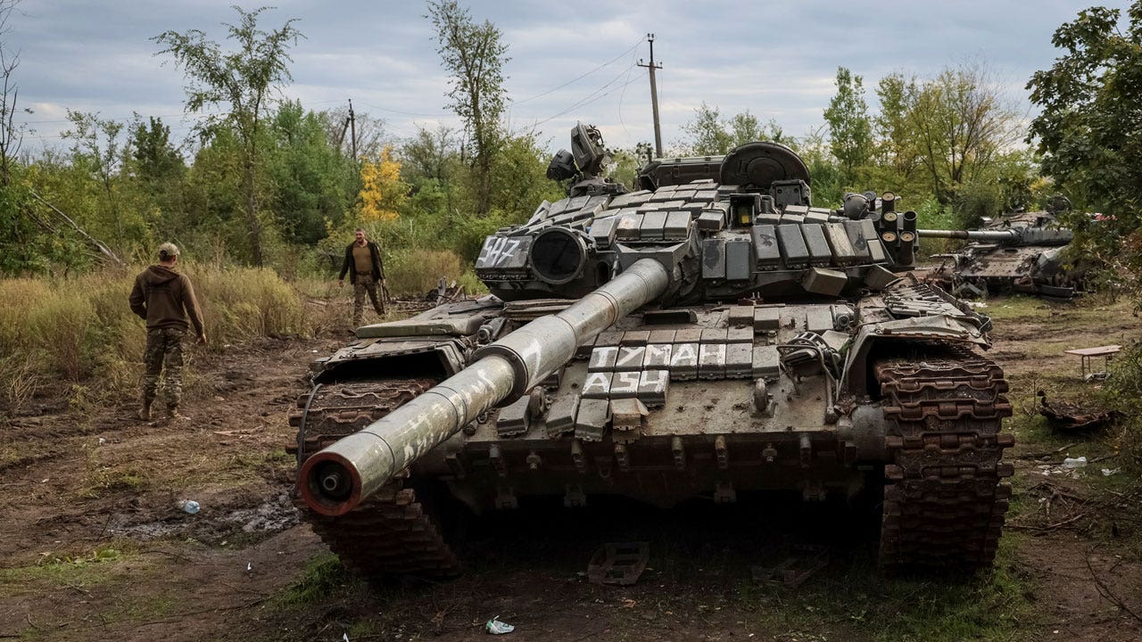 Read more about the article Russia refurbishes outdated tanks to replace 3,000 lost in Ukraine, research center says