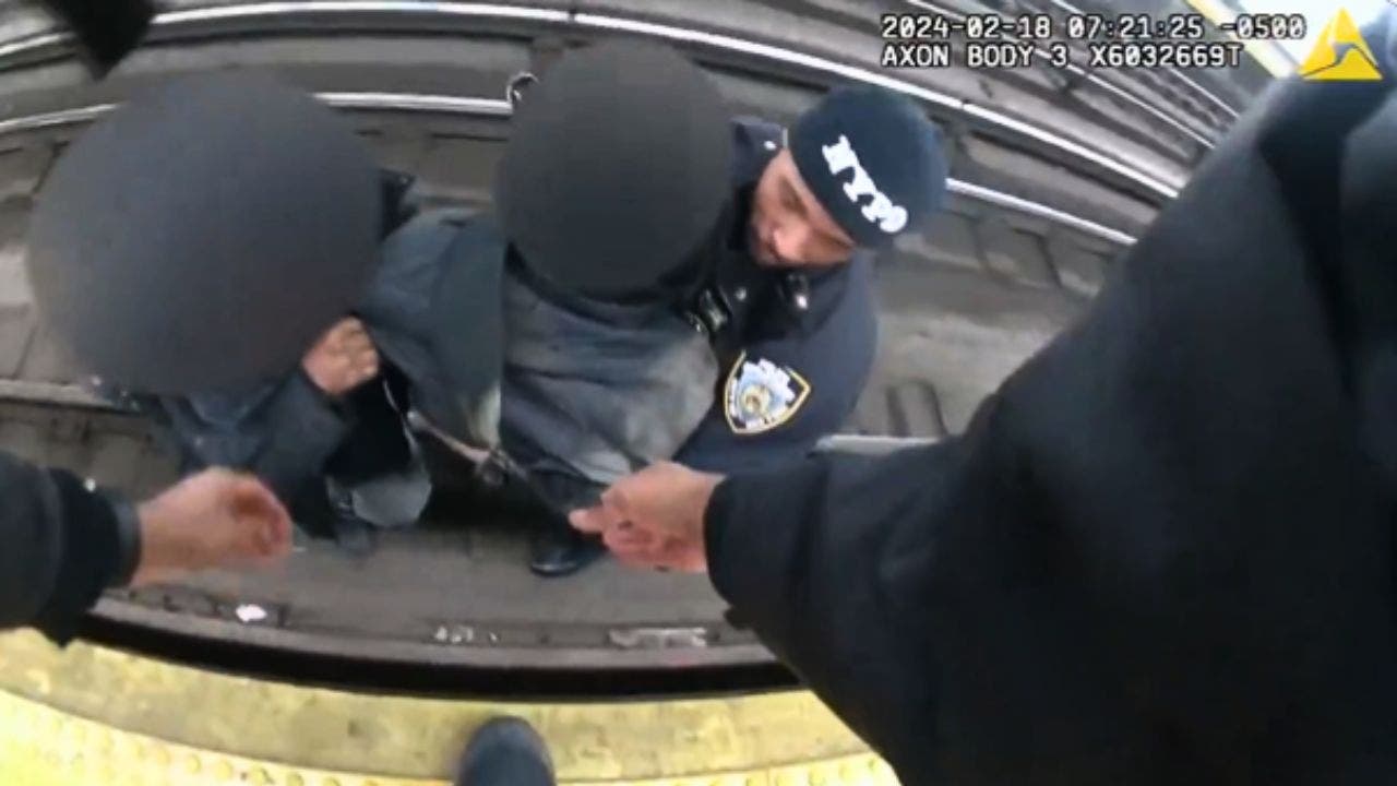 纽约警察局的地铁警察和乘客救下掉落到地铁轨道上的男子
