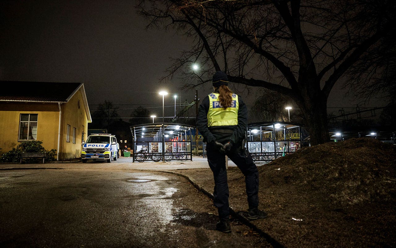 Read more about the article 3 pedestrians killed by freight train at Swedish railway crossing